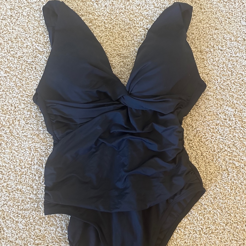 La Blanca Women’s twist front swimsuit